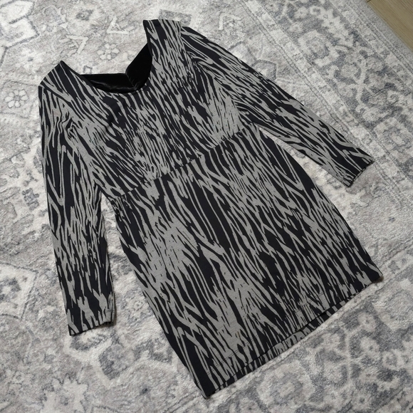 BCBGENERATION Black Grey Zebra Print Vneck Fitted Long Sleeve Mini Dress L - Picture 8 of 16